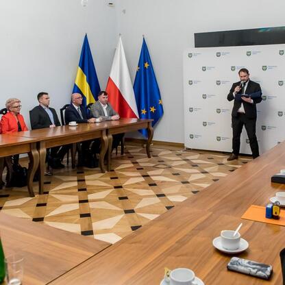 Konferencja w Słupskim, prezentacja projektów inwestycyjnych. (wygenerowano przez AI)