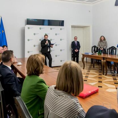 Grzegorz Boski, wicemarszałek Województwa Śląskiego, przemawia na konferencji w Silesia. (wygenerowano przez AI)