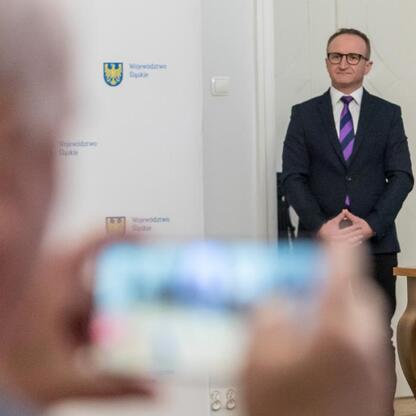Grzegorz Boski, wicemarszałek Województwa Śląskiego, prezentuje dodatkowe fundusze dla lokalnych gmin. (wygenerowano przez AI)