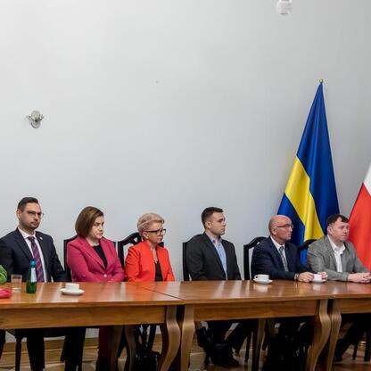 Formalne spotkanie województwa śląskiego, dotyczące finansowania infrastruktury wodno-ściekowej i dróg lokalnych. (wygenerowano przez AI)
