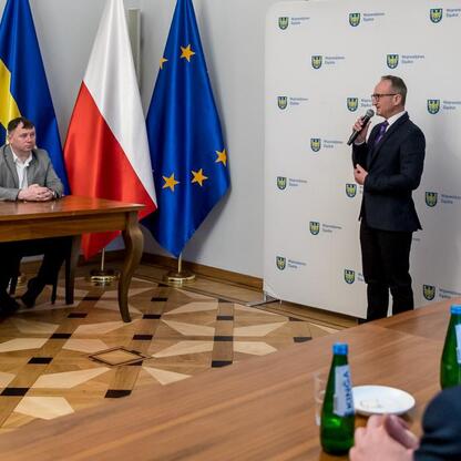 Wicemarszałek Grzegorz Boski przemawia na konferencji prasowej w Silesia, oznaczając finansowanie lokalnych inwestycji. (wygenerowano przez AI)