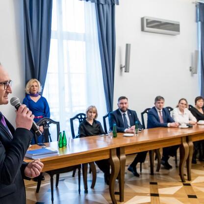 Wicemarszałek Województwa Śląskiego Grzegorz Boski przemawia na konferencji o finansowaniu infrastruktury lokalnej. (wygenerowano przez AI)