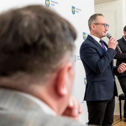 Wicemarszałek Grzegorz Boski przemawia na konferencji o finansowaniu infrastruktury lokalnej. (wygenerowano przez AI)