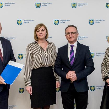 Grzegorz Boski, wicemarszałek Województwa Śląskiego, podpisuje umowy w ramach programu wsparcia inwestycji w gospodarce wodno-ściekowej i budowie dróg lokalnych. (wygenerowano przez AI)