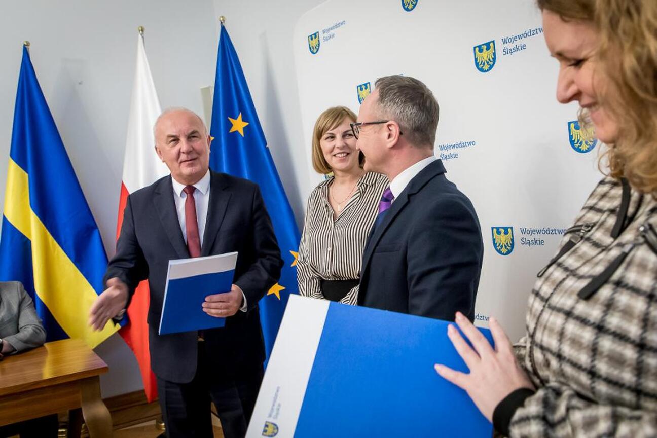 Grzegorz Boski, wicemarszałek Województwa Śląskiego, prezentuje umowy o finansowanie projektów wodno-ściekowych i drogowych. (wygenerowano przez AI)