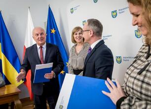 Grzegorz Boski, wicemarszałek Województwa Śląskiego, prezentuje umowy o finansowanie projektów wodno-ściekowych i drogowych. (wygenerowano przez AI)