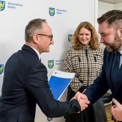 Grzegorz Boski, wicemarszałek Województwa Śląskiego, prezentuje umowy finansowe dla lokalnych gmin. (wygenerowano przez AI)