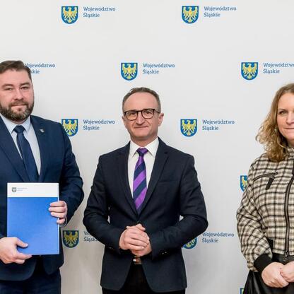 Grzegorz Boski, wicemarszałek Województwa Śląskiego, podpisuje umowy o wsparcie lokalnych inwestycji w gminach. (wygenerowano przez AI)