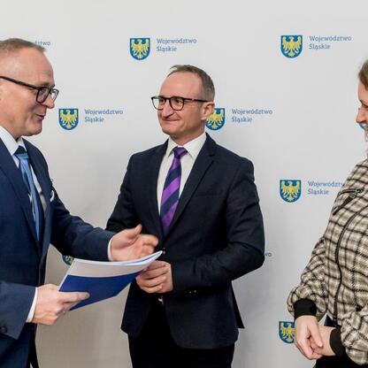 Grzegorz Boski, wicemarszałek Województwa Śląskiego, prezentuje umowy finansowe dla lokalnych gmin. (wygenerowano przez AI)