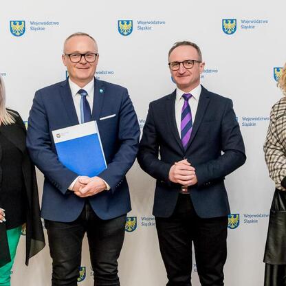 Grzegorz Boski, wicemarszałek Śląska, podpisuje umowy o finansowanie lokalnych inwestycji. (wygenerowano przez AI)