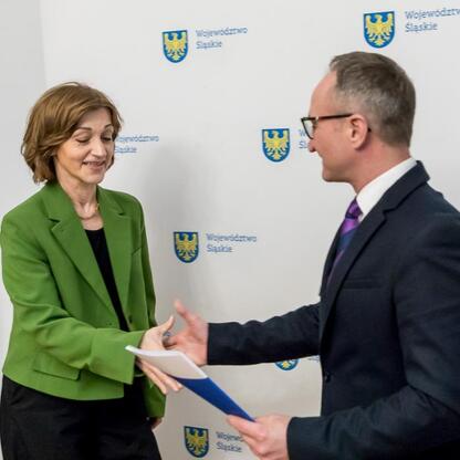 Wicemarszałek Grzegorz Boski podpisuje umowy na projekty gospodarki wodno-ściekowej i infrastruktury lokalnej. (wygenerowano przez AI)