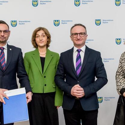 Grzegorz Boski, wicemarszałek Województwa Śląskiego, podpisuje umowy w ramach programu wsparcia inwestycji w gminach. (wygenerowano przez AI)
