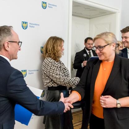 Grzegorz Boski, wicemarszałek Śląska, podpisuje umowy na rozwój gmin. (wygenerowano przez AI)