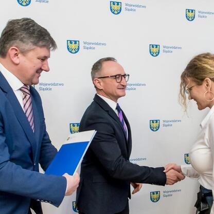 Grzegorz Boski, wicemarszałek Województwa Śląskiego, prezentuje umowy z lokalnymi samorządami. (wygenerowano przez AI)