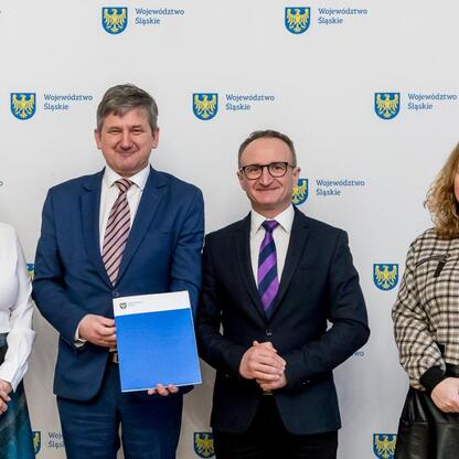 Grzegorz Boski, wicemarszałek Województwa Śląskiego, prezentuje umowy o finansowanie projektów wodno-ściekowych i drogowych. (wygenerowano przez AI)