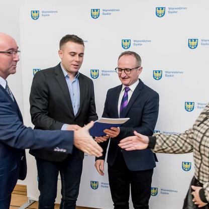 Grzegorz Boski, wicemarszałek Województwa Śląskiego, prezentuje umowy z lokalnymi gminami. (wygenerowano przez AI)