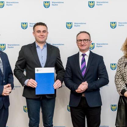Grzegorz Boski, wicemarszałek Województwa Śląskiego, podpisuje umowy na projekty gospodarki wodno-ściekowej i modernizacji dróg lokalnych. (wygenerowano przez AI)