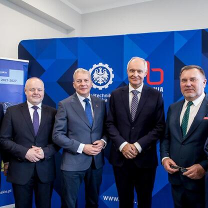 Wojciech Saługa, Marszałek Województwa Śląskiego, wraz z uczestnikami konferencji prasowej odsłaniają nowy projekt w Sosnowcu. (wygenerowano przez AI)