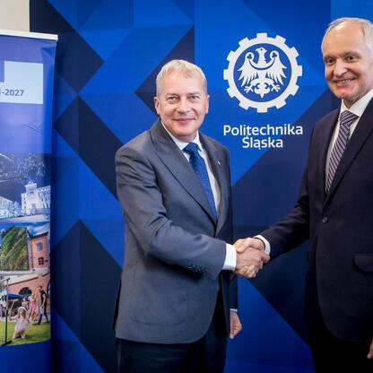 Wojciech Saługa, marszałek Województwa Śląskiego, wita partnera w projekcie transformacji energetycznej w Silesia 2021-2027. (wygenerowano przez AI)