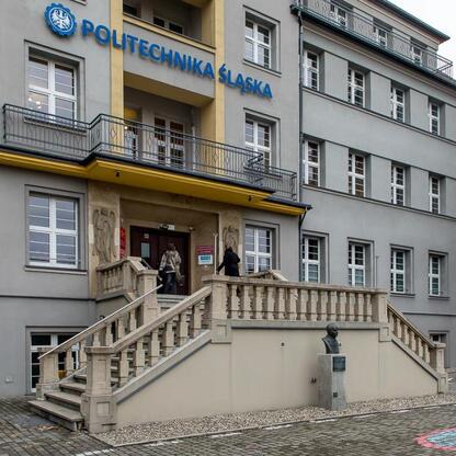 Silesian University of Technology entrance, showcasing its commitment to renewable energy and hydrogen technology research. (wygenerowano przez AI)