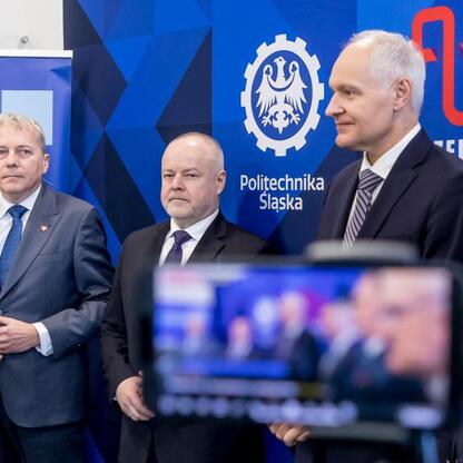 Wojciech Saługa, Marszałek Województwa Śląskiego, prowadzi konferencję prasową na Politechnice Śląskiej w Rybniku, omawiając projekt nowego centrum badawczego. (wygenerowano przez AI)