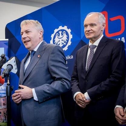 Wojciech Saługa, Marszałek Województwa Śląskiego, prowadzi konferencję prasową o nowym centrum badawczym. (wygenerowano przez AI)