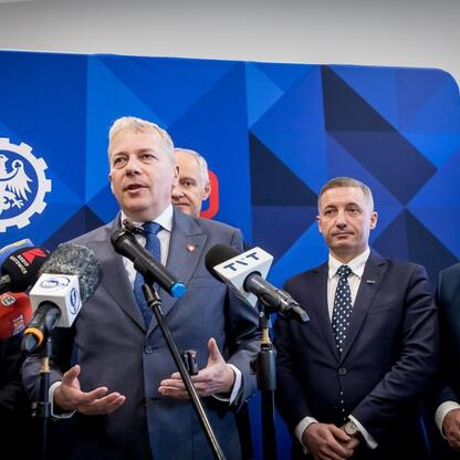 Wojciech Saługa, Marszałek Województwa Śląskiego, prowadzi konferencję prasową o nowym centrum badawczym. (wygenerowano przez AI)