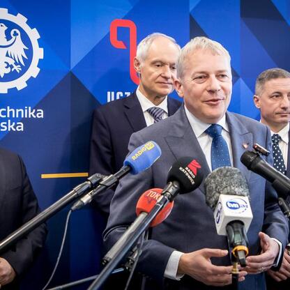 Wojciech Saługa, Marszałek Województwa Śląskiego, prowadzi konferencję prasową o nowym centrum badawczym. (wygenerowano przez AI)