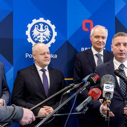 Wojciech Saługa, marszałek Województwa Śląskiego, prowadzi konferencję prasową o nowym centrum badawczym. (wygenerowano przez AI)