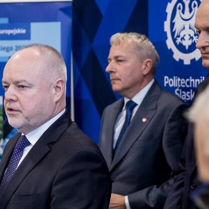 Wojciech Saługa, Marszałek Województwa Śląskiego, wraz z uczestnikami konferencji prasowej omawiają projekt nowego centrum badawczego na Śląsku. (wygenerowano przez AI)