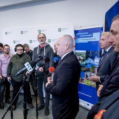Wojciech Saługa, Marszałek Województwa Śląskiego, prowadzi konferencję prasową w Rybniku, omawiając projekt nowego centrum badawczego na rzecz energii odnawialnej i technologii wodorowych. (wygenerowano przez AI)