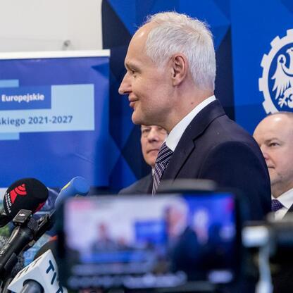 Marszałek Wojciech Saługa przemawia na konferencji prasowej o projekcie Funduszy Europejskich dla Śląska 2021-2027. (wygenerowano przez AI)