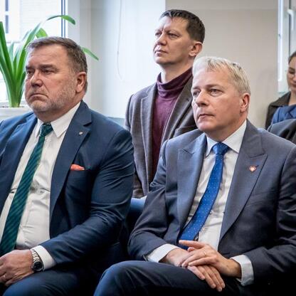 Wojciech Saługa, Marszałek Województwa Śląskiego, wraz z uczestnikami konferencji prasowej o projekcie Centrum Odnawialnych Źródeł Energii i Technologii Wodorowych w Rybniku. (wygenerowano przez AI)