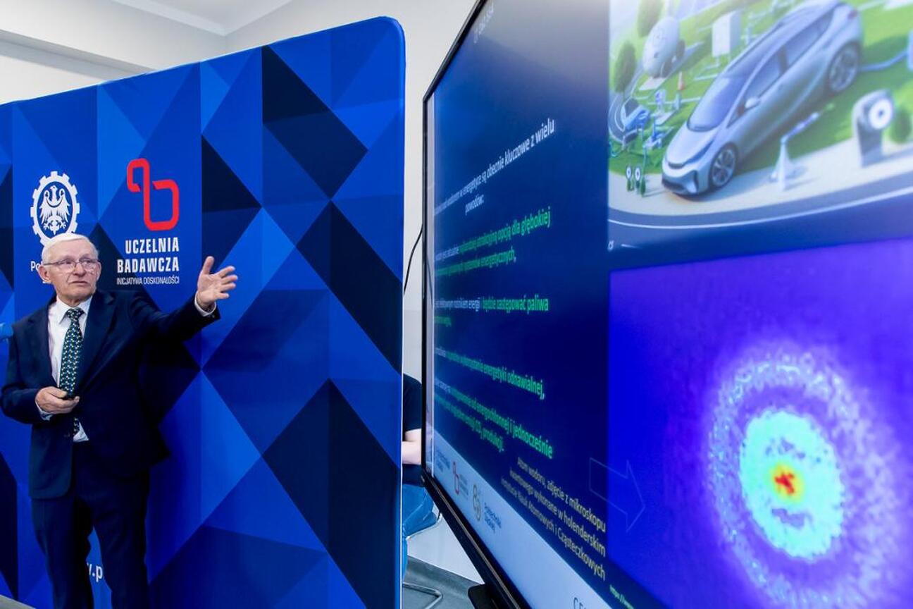 Wojciech Saługa, Marszałek Województwa Śląskiego, prowadzi konferencję prasową na Uniwersytecie Oświaty i Nauki, podkreślając rolę inwestycji w transformacji energetycznej regionu. (wygenerowano przez AI)