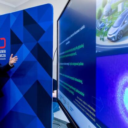 Na konferencji prasowej w Rybniku zaprezentowano projekt Centrum Odnawialnych Źródeł Energii i Technologii Wodorowych. (wygenerowano przez AI)