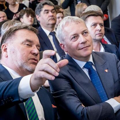 Wojciech Saługa, Marszałek Województwa Śląskiego, wraz z uczestnikami konferencji prasowej o nowym centrum odnawialnych źródeł energii i technologii wodorowych. (wygenerowano przez AI)