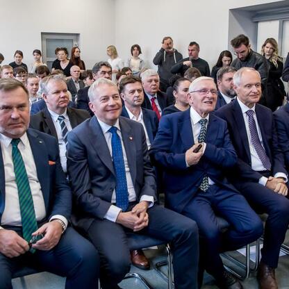 Wojciech Saługa, marszałek Województwa Śląskiego, wraz z uczestnikami konferencji prasowej o inwestycji w odnawialne źródła energii i technologię wodorową. (wygenerowano przez AI)