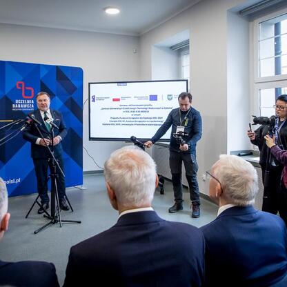 Wojciech Saługa, marszałek Województwa Śląskiego, prowadzi konferencję prasową na Uniwersytecie Technicznym w Rybniku, omawiając projekt nowego centrum badawczego w dziedzinie odnawialnych źródeł ener (wygenerowano przez AI)