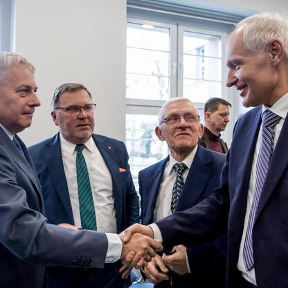 Wojciech Saługa, marszałek Śląska, wita uczestników konferencji prasowej w nowym centrum badawczym. (wygenerowano przez AI)