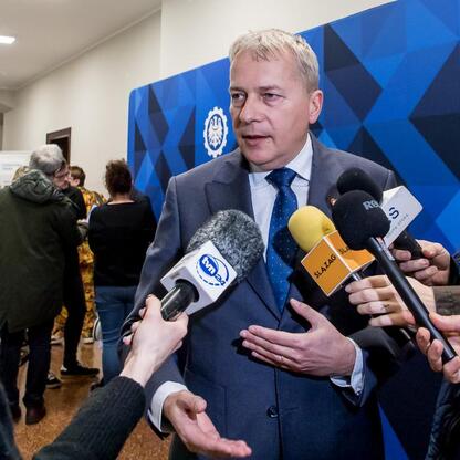 Wojciech Saługa, Marszałek Województwa Śląskiego, podczas konferencji prasowej o nowym centrum badawczym. (wygenerowano przez AI)