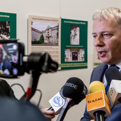 Wojciech Saługa, Marszałek Województwa Śląskiego, przemawia na konferencji prasowej o inwestycjach w odnawialne źródła energii i technologie wodorowe. (wygenerowano przez AI)
