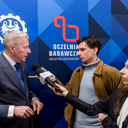 Wojciech Saługa, Marszałek Województwa Śląskiego, prowadzi konferencję prasową na Uniwersytecie Oświaty i Nauki, podkreślając rolę inwestycji w transformacji energetycznej regionu. (wygenerowano przez AI)