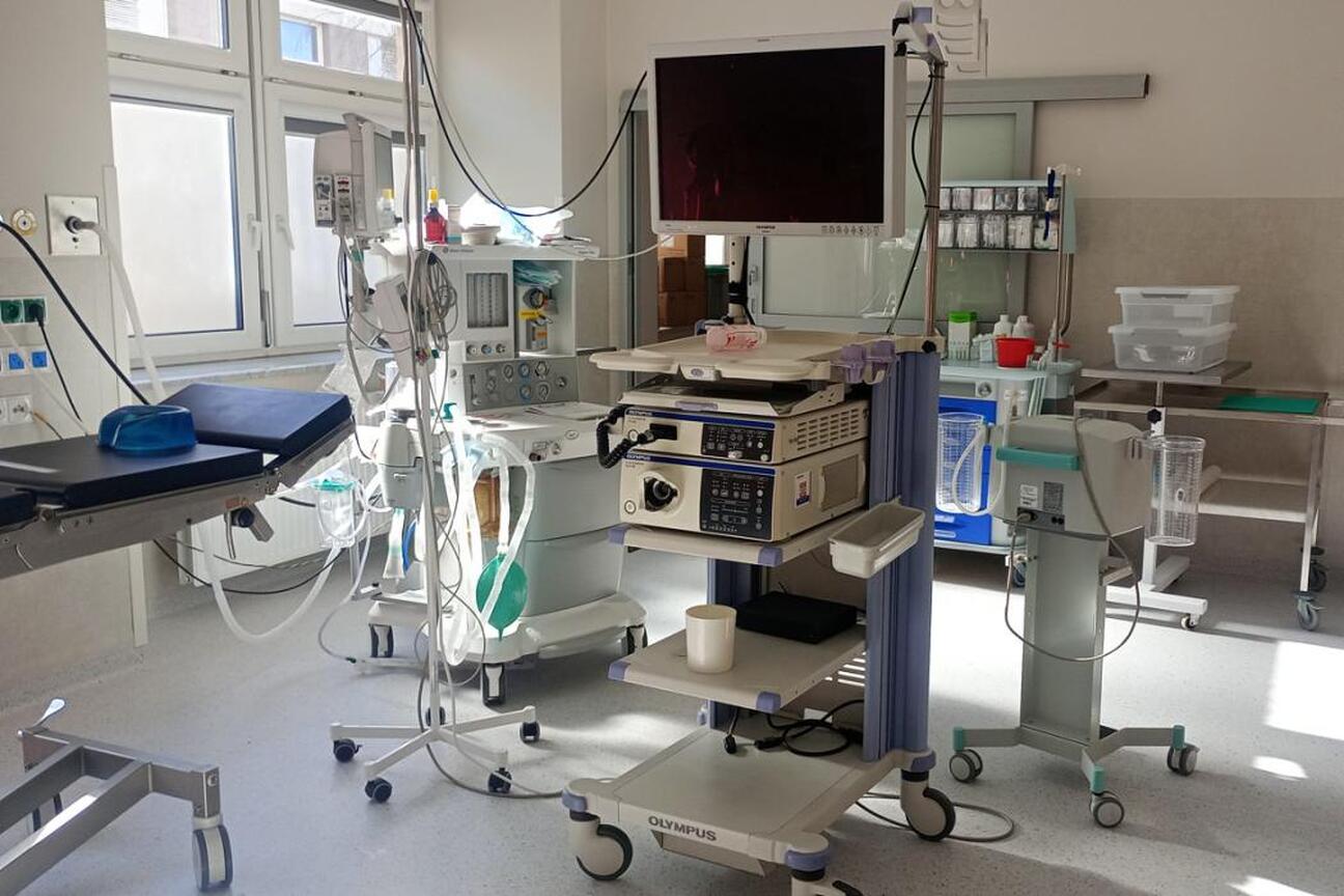 Modernizowana pracownia endoskopowa w Bielsko-Białej, wyposażona w nowoczesne urządzenia, kosztującą 4,3 mln zł. (wygenerowano przez AI)