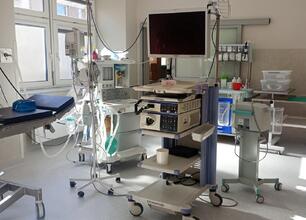 Modernizowana pracownia endoskopowa w Bielsko-Białej, wyposażona w nowoczesne urządzenia, kosztującą 4,3 mln zł. (wygenerowano przez AI)