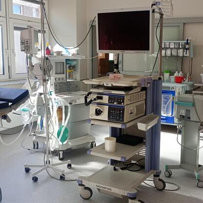Modernizowana pracownia endoskopowa w Bielsko-Białej, wyposażona w nowoczesne urządzenia, kosztującą 4,3 mln zł. (wygenerowano przez AI)