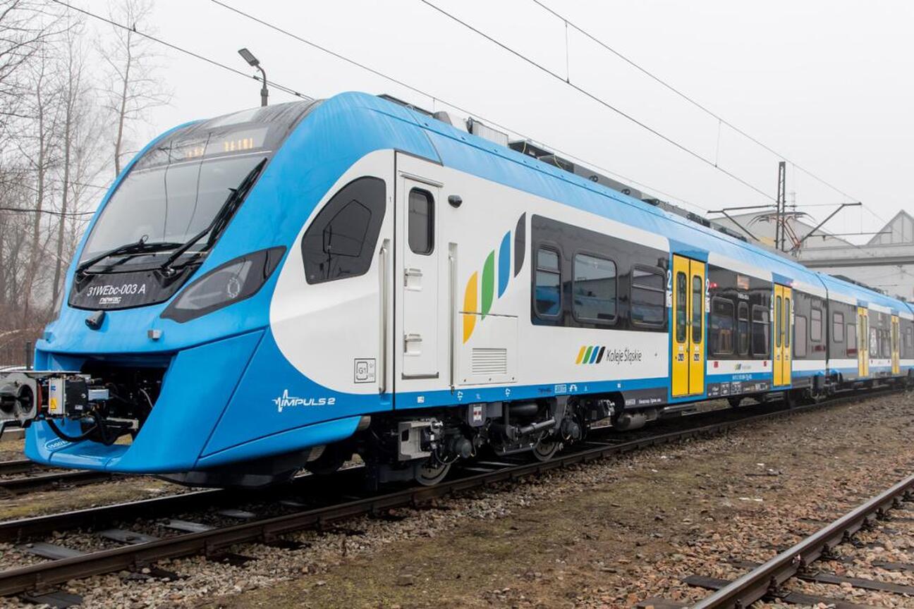 Pociąg PESA Impuls 2 Kolei Śląskich na trasie w okresie zimowych wakacji. (wygenerowano przez AI)