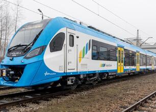 Pociąg PESA Impuls 2 Kolei Śląskich na trasie w okresie zimowych wakacji. (wygenerowano przez AI)