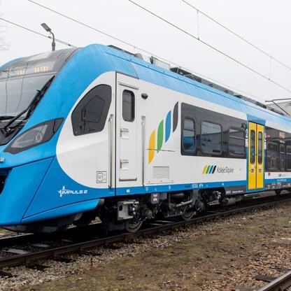 Pociąg PESA Impuls 2 Kolei Śląskich na trasie w okresie zimowych wakacji. (wygenerowano przez AI)