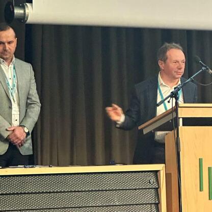 Podczas wizyty roboczej geodety z Województwa Śląskiego na terenie Kraju Morawsko-Śląskiego, przedstawiciele regionów omawiają zaawansowane rozwiązania GIS i regionalne projekty. (wygenerowano przez AI)