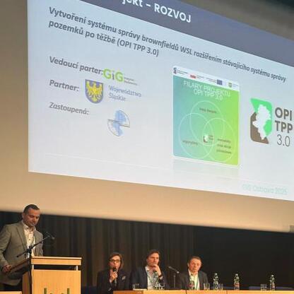 Panel dyskusyjny podczas warsztatów wojewódzkich w Morawskoslezskym kraju. (wygenerowano przez AI)